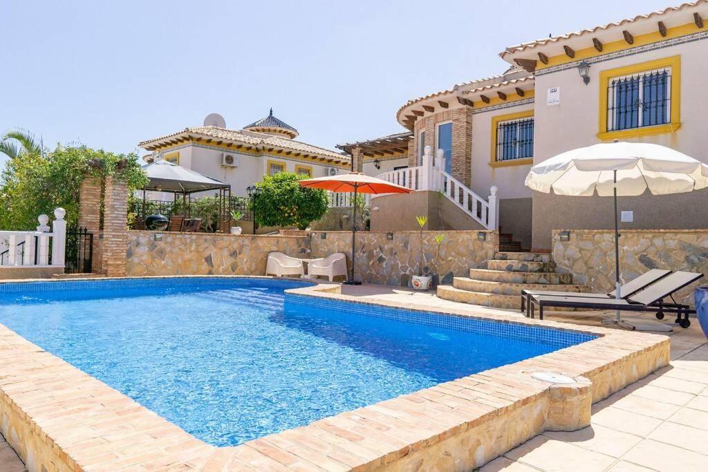 Casa Lilly-Rose, A Beautiful 3 Bedroom Detached Villa A Short Walk To The Villamartin Plaza & Golf Course ภายนอก รูปภาพ