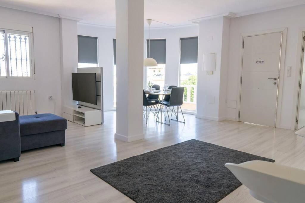Casa Lilly-Rose, A Beautiful 3 Bedroom Detached Villa A Short Walk To The Villamartin Plaza & Golf Course ภายนอก รูปภาพ