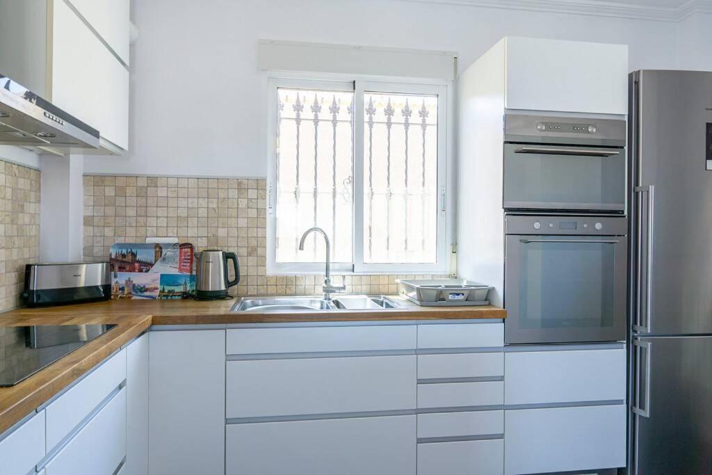 Casa Lilly-Rose, A Beautiful 3 Bedroom Detached Villa A Short Walk To The Villamartin Plaza & Golf Course ภายนอก รูปภาพ