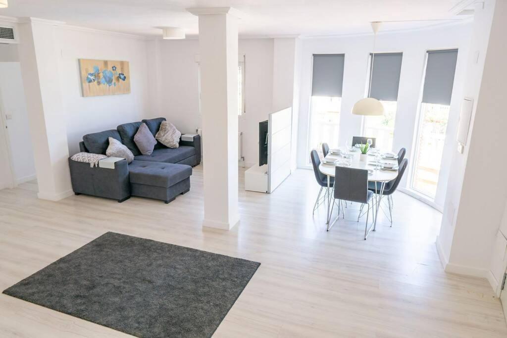 Casa Lilly-Rose, A Beautiful 3 Bedroom Detached Villa A Short Walk To The Villamartin Plaza & Golf Course ภายนอก รูปภาพ